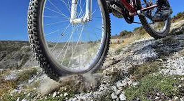 Muore a 13 anni precipitando con la mountain bike da una scogliera vietata