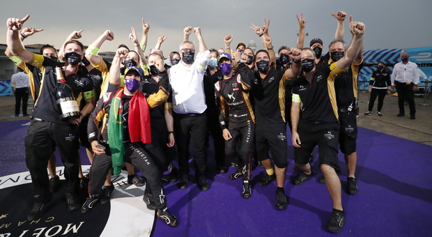 Da Costa ed il team DS festeggiano la vittoria del Campionato di Formula E sia piloti che costruttori
