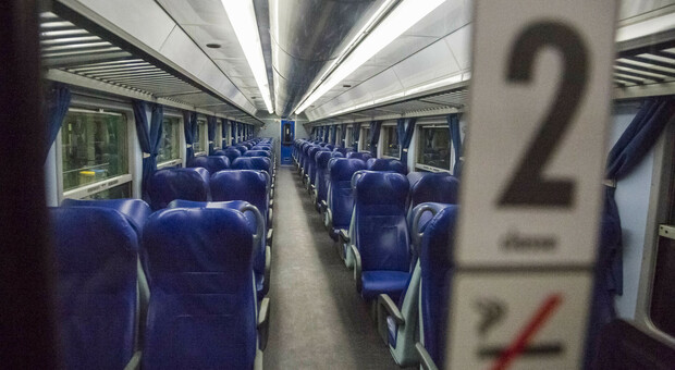 Atti osceni sul vagone del treno davanti a due ragazze: denunciato un 57enne