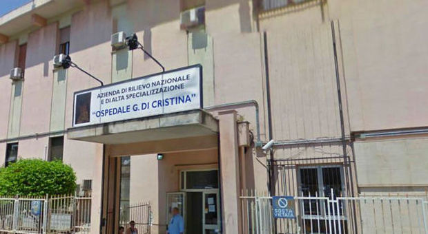 Palermo, neonato muore in ospedale dopo l'intervento: il padre picchia quattro medici