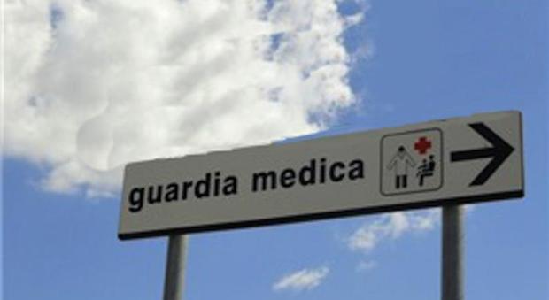 La madre sta male, la guardia medica di Napoli: «Richiami tra mezz’ora, c’è il cambio turno»