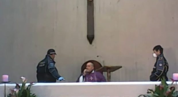 Cerenova, troppi fedeli davanti alla chiesa per la Messa: allontanati dai vigili
