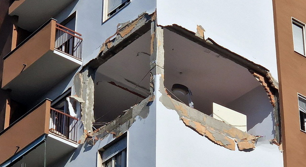 Corsico, esplosione sventra un appartamento al sesto piano: fuga di gas, poi il boato fortissimo (foto fotogramma)
