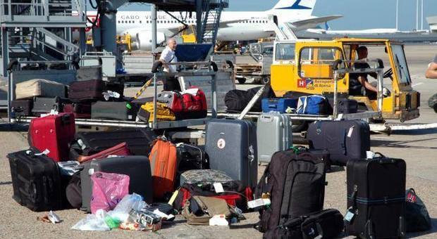 Fiumicino, rubavano i bagagli in aeroporto: tra le vittime la famiglia reale del Qatar