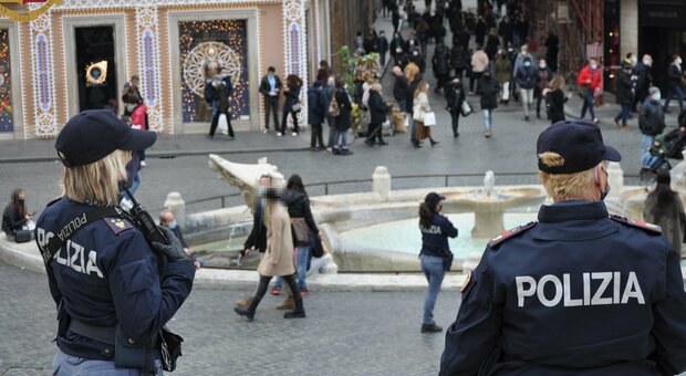 Roma, prende in braccio bimba e tenta di rapirla in centro: bloccata dalla polizia