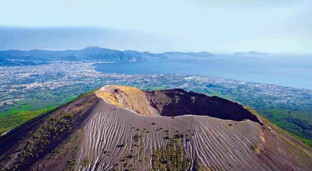 Parco Nazionale del Vesuvio: asporta pietre laviche, denunciato un turista francese