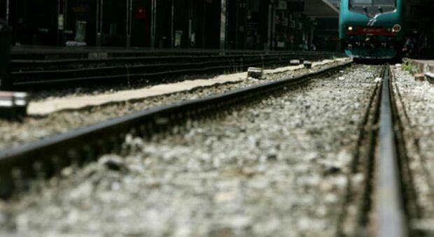 Sale sul tetto di un treno e rimane folgorato: grave un ragazzo di 15 anni