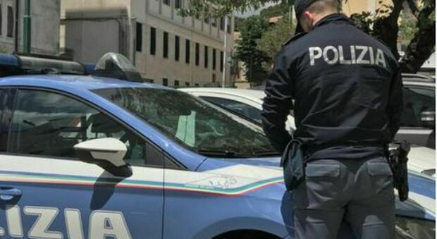 Vercelli, tenta di rapire neonata in chiesa sotto gli occhi della madre: i passanti chiamano la polizia