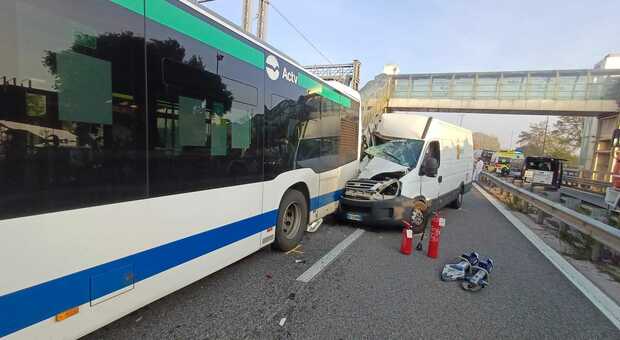 Incidente sul Ponte della Libertà, furgone contro un autobus: lunghe code, traffico deviato a San Giuliano
