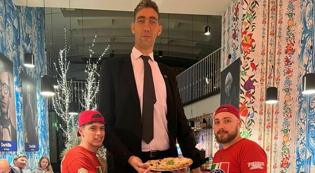 L'uomo più alto del mondo a cena da Sorbillo: «Ha mangiato la pizza con l'ananas»