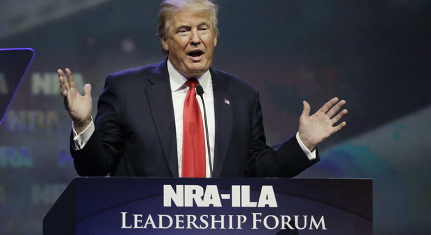 Trump, ovazione alla Nra: «Ci sbarazzeremo delle aree in cui le armi sono vietate»