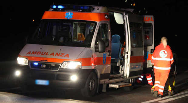 Roma, auto si scontra con pulmino usato dalla Roma: morto un uomo di 39 anni