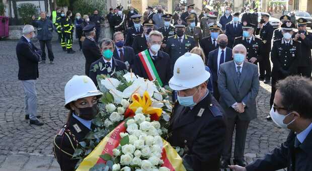 2 novembre, Manfredi al cimitero di Poggioreale: l'omaggio alle vittime innocenti