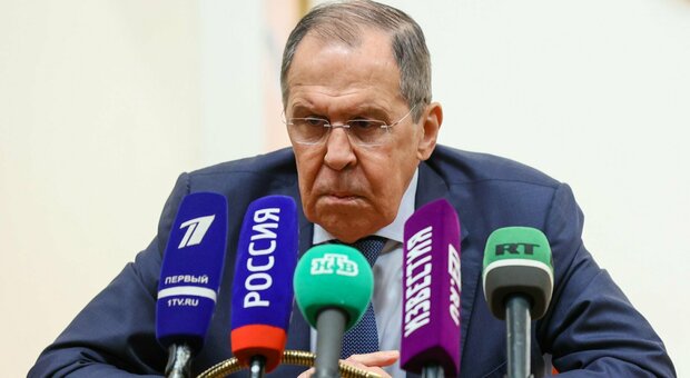 Lavrov, annullato il viaggio in Serbia: tre Paesi hanno chiuso lo spazio aereo. Ira Cremlino