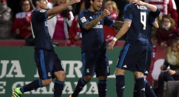 Festa dei giocatori del Real Madrid per il gol di Benzema