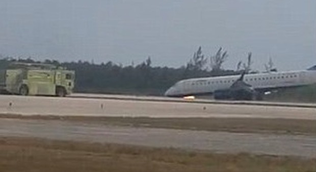 Bahamas, paura su un volo della JetBlue: il carrello non si apre, l'aereo atterra sul muso