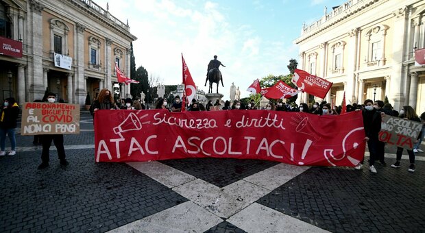Trasporti a Roma, protesta degli studenti. Ma arriva il buono taxi per portare docenti e personale Ata nelle scuole