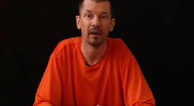 L'Isis pubblica il video di un ostaggio, il britannico John Cantlie: «Ascoltatemi»
