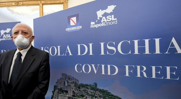 Ischia Covid free, De Luca annuncia: «Vaccinato il 99% dei 35.000 che hanno aderito alla campagna»