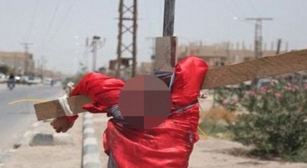 Isis, presunte spie giustiziate in piazza: i cadaveri crocifissi in mezzo alla strada