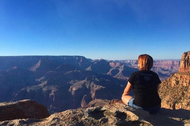 L'ultima foto prima di morire: precipita per 100 metri al Grand Canyon -Guarda