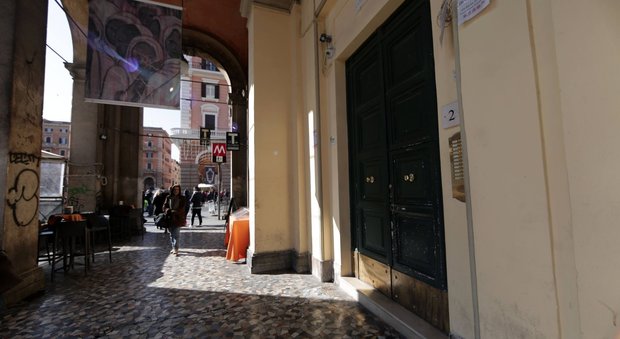 Roma, violentata a piazza Vittorio, la clochard: «Mi stavo addormentando e lui ha abusato di me»