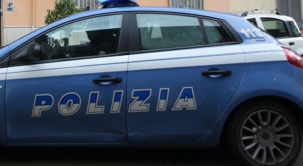Napoli, rapina con sequestro in pizzeria: bandito tradito dal telefonino che suona