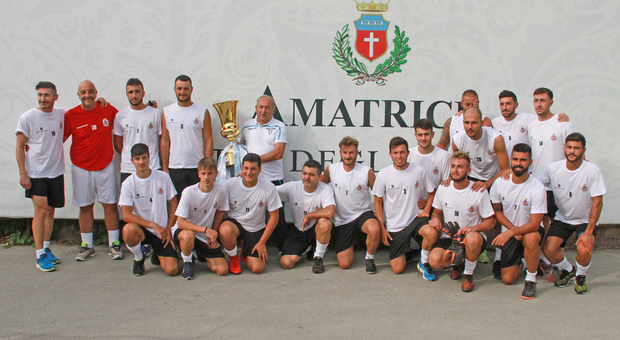 I giocatori dell'Amatrice posano con la Coppa Italia vinta dalla Lazio (Foto Cdm Servizi)