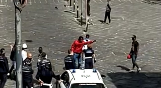 Violenti alterchi tra vigili ed extracomunitari a piazza Nolana