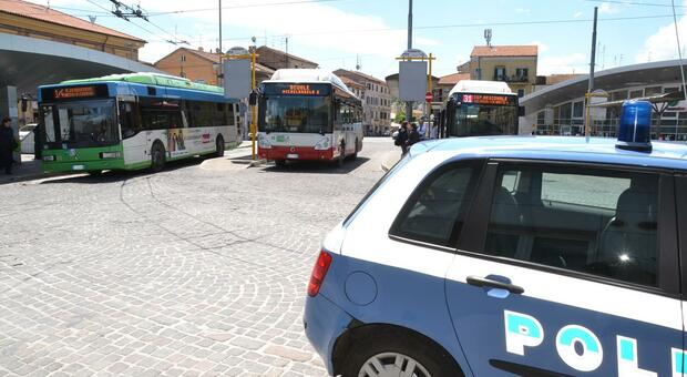 Senza biglietto, scatenano il caos sul bus ad Ancona: doppia multa, 17enne prova a scappare