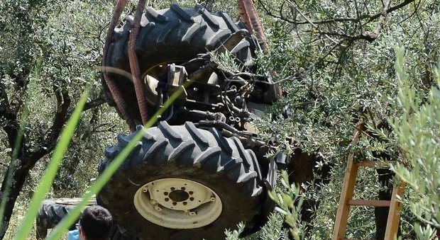 Si ribalta il trattore: agricoltore muore schiacciato