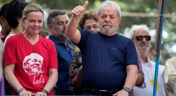 Brasile, Lula si arrende e si consegna alla polizia: la folla dei sostenitori cerca di fermarlo