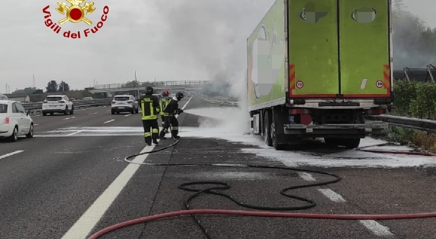 Camion a fuoco sulla A4 a Verona Est: chilometri di coda in direzione Brescia
