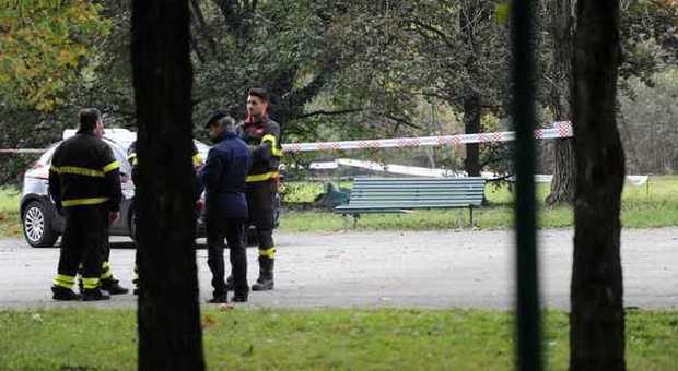 Milano, porta il cane al parco e scopre un cadavere: giallo a Sesto San Giovanni