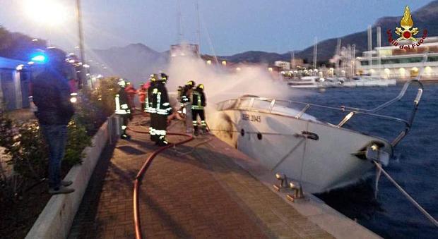Yacht a fuoco a Loano: tre morti intrappolati in cabina. Donna si salva gettandosi in mare