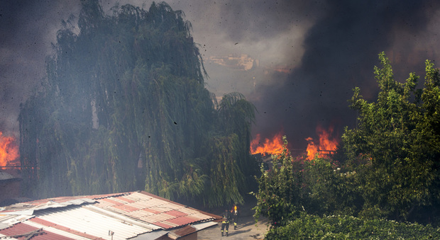Incendio a Scampia, De Magistris: è doloso, distrutti 23 mezzi Asia