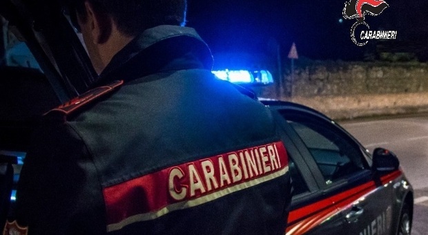 Litiga col padre, arrivano i carabinieri e gli trovano droga negli slip