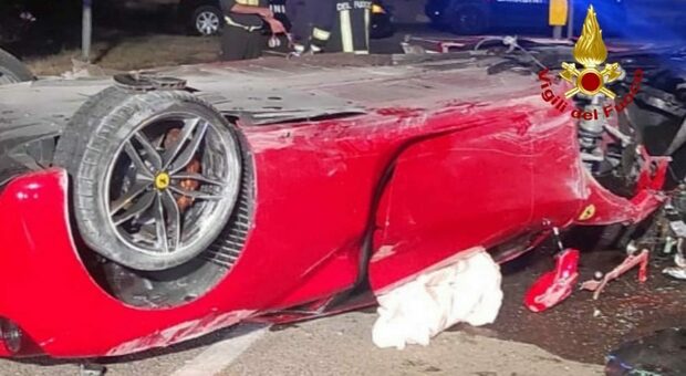 Si schiantano con la Ferrari contro un muro: due feriti gravissimi FOTO