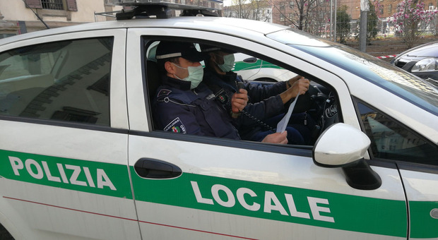 Milano, scaglia i suoi tre cani contro la polizia locale: arrestato un cileno di 38 anni
