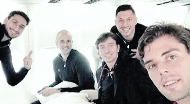Milan a Doha con 24 ore di ritardo, Galliani: «Con la Juve ce la giochiamo alla pari»