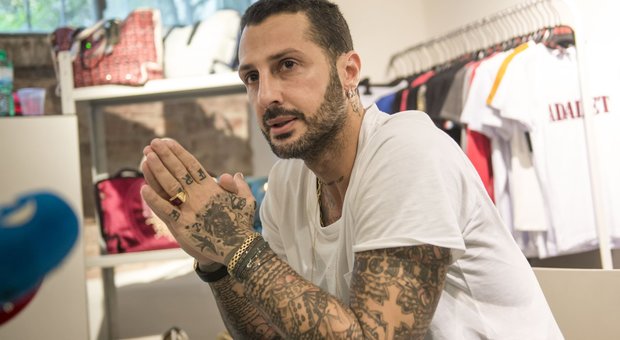 immagine Fabrizio Corona in conferenza stampa: «Il pianto di Fogli non mi fa dormire»