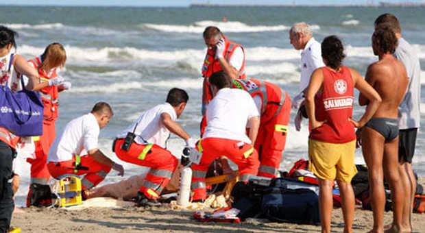 Si accascia a terra in spiaggia tra i turisti e muore a 53 anni