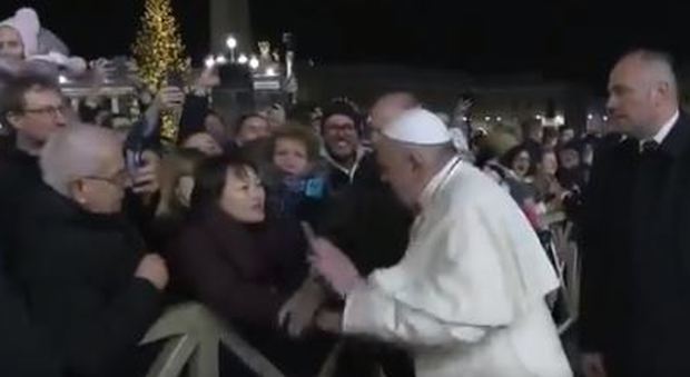 Papa Francesco strattonato da una fedele in piazza San Pietro: il dolore sul viso e la reazione a suon di schiaffi Video