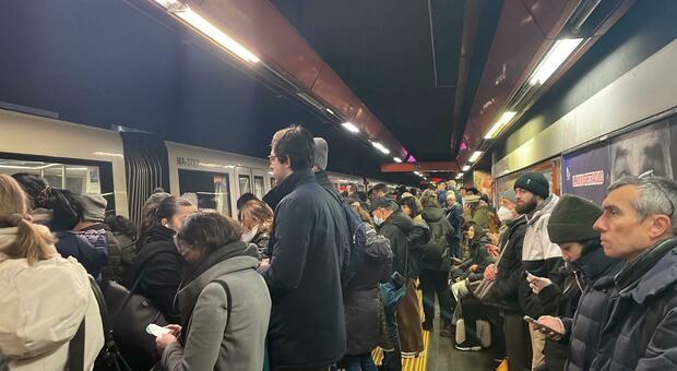 Roma, stamattina un'ora di disagi per i trasporti: stop alla linea A della metro
