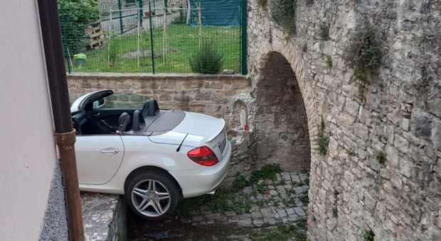 Turista tradito dal navigatore a Cingoli: la sua Mercedes Cabrio resta in bilico