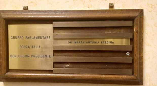 Marta Fascina, ritorno in campo? Alla Camera spunta un ufficio (con targa personale) per l'ex compagna di Berlusconi