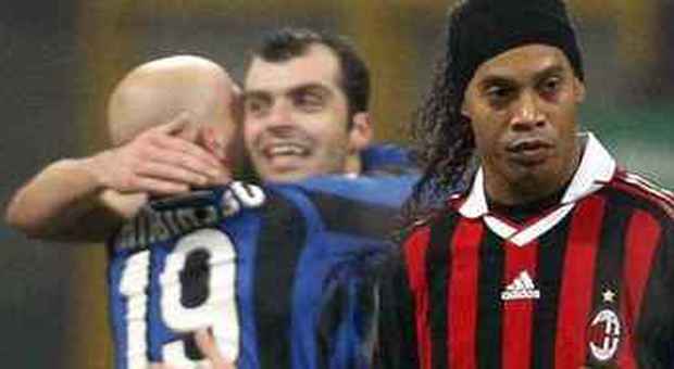 Pandev esulta, Ronaldinho sconfortato (foto Alberto Pellaschiar - Ap)