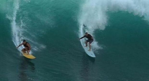 Surfista perde la tavola alle Hawaii nel 2018, la ritrova due anni dopo nelle Filippine