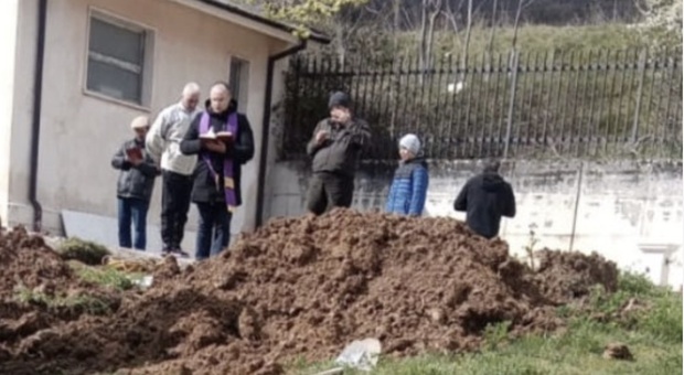 Trovato morto in un sacco a pelo: è stato sepolto l'uomo senza nome