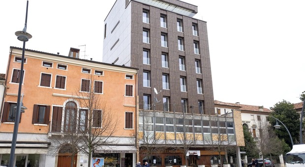 L'edificio dello storico hotel Granatiere, il "grattacielo" di Rovigo